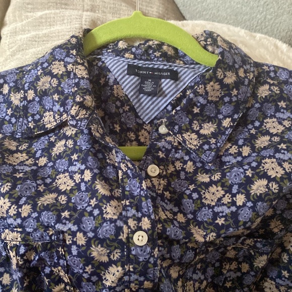 Tommy Hilfiger Women’s Button Down Floral Shirt. Size Medium - Picture 5 of 7
